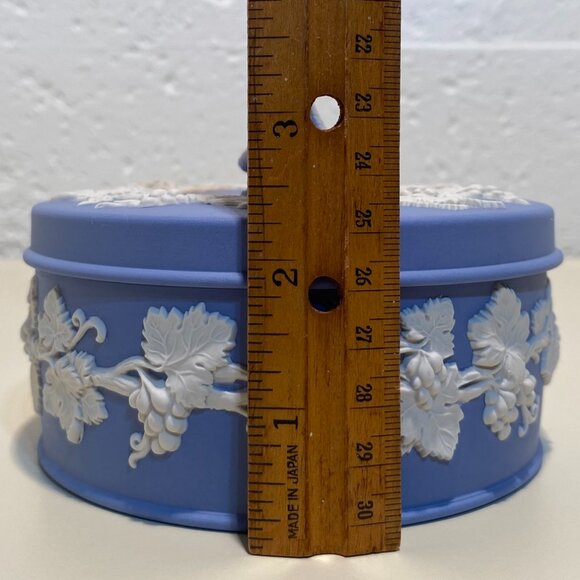 Wedgwood Blue Jasperware Lidded Trinket Box with White Ivy Motif - Picture 7 of 10